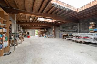 <strong>Ben je op zoek naar een ruime woning met 4 slaapkamers, een magazijn/garage én een prachtige tuin in Haaltert? Gevonden!</strong>
<p>In de rustige Achterstraat, nabij het centrum van Haaltert en met een vlotte verbinding naar Aalst, Ninove en de E40, bevindt zich deze veelzijdige eigendom met een bewoonbare oppervlakte van maar liefst 241 m². Achteraan geniet je van een aangenaam uitzicht op het achterliggende parkgebied, waardoor rust en groen nooit ver weg zijn. Bovendien beschikt de woning over een gunstig EPC-label C dankzij dakisolatie, hoogrendementsbeglazing, een condensatieketel en de geïsoleerde crepi-gevel.</p>

<p>Op het gelijkvloers word je verwelkomd in een ruime leefruimte met afzonderlijke zit- en eethoek. Aansluitend bevindt zich de ingerichte keuken, gevolgd door een praktische berging, badkamer en apart toilet. De woning biedt daarnaast heel wat bergruimte en een functionele indeling voor een groot gezin of wie wonen en werken wil combineren. Op de eerste verdieping bevinden zich twee zeer ruime slaapkamers, terwijl de tweede verdieping nog twee bijkomende slaapkamers telt. Zo beschikt de woning in totaal over vier volwaardige slaapkamers.</p>

<p>De absolute troef van deze eigendom bevindt zich achteraan het perceel: een uitzonderlijk ruim magazijn met garage (172 m²), ideaal voor zelfstandigen, opslag, hobbyactiviteiten of het stallen van meerdere voertuigen. Bovendien beschikt het pand over een prachtige tuin van maar liefst 450 m², die tal van mogelijkheden biedt voor ontspanning, tuinliefhebbers of gezinsactiviteiten. Dergelijke combinatie van wonen, werken en genieten op één locatie is zeldzaam in de regio.</p>

<p>Op zoek naar veel ruimte, een groot magazijn en een strategische ligging? Contacteer ons snel voor een bezoek en ontdek de mogelijkheden van deze unieke eigendom!</p>