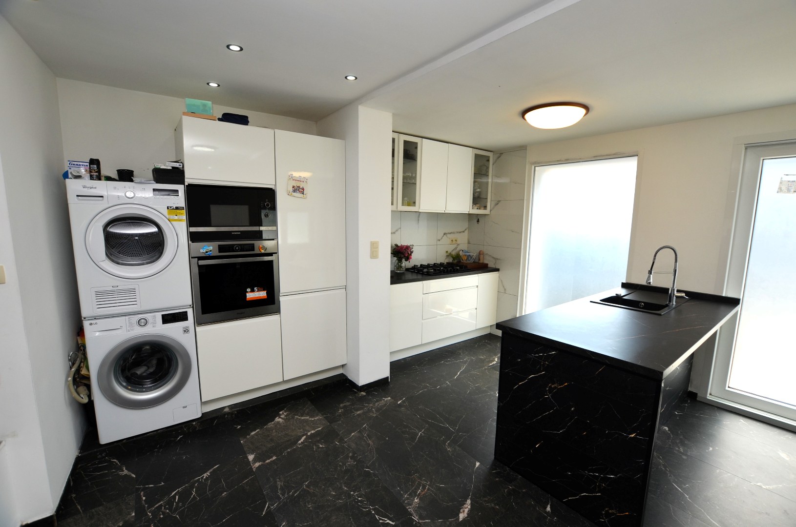 Mooi gelegen gerenoveerde half-open bebouwing (Kangoeroewoning) - foto 4