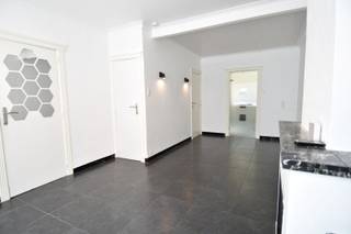 Deze woning is gelegen in het centrum van Wevelgem nabij winkels, bakkers, school, etc...<br /><br />Inkomhal met doorgang naar de tuin, leefruimte, kleine bergruimte, keuken voorzien van vaatwasmachine, keramische kookplaat, inbouwfrigo en oven. Via de keuken is er toegang tot de knusse tuin. Achter de keuken is de ruime berging met aansluiting voor de wasmachine, met aansluitend de badkamer die voorzien is van een bad (met mogelijkheid om erin te douchen), toilet en lavabo. <br /><br />Op de eerste verdieping zijn er 2 slaapkamers.<br /><br />LET WEL: het EPC werd opgesteld voor het plaatsen van isolatie in het dak en plafond in de badkamer.<br /><br />Huurprijs: 750 EUR/maand<br />Adres: Leiestraat 5, 8560 Wevelgem<br />Onze referentie: DEV5136