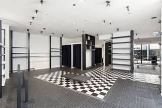 <p><strong>Uniek pand met riante tuin & duplex appartement in hartje Wetteren</strong></p><p> </p><p>Droomt u van wonen en ondernemen op een absolute toplocatie? Dit veelzijdige pand in een bruisende winkelstraat in het centrum van Wetteren biedt u de perfecte combinatie van commerciële ruimte en een royaal thuisgevoel, met parkeergelegenheid dichtbij.</p><p> </p><p>Het gelijkvloers is indrukwekkend door de zeer grote, multifunctionele winkelruimte. Dankzij de flexibele indeling leent deze plek zich perfect voor diverse concepten: van een eigentijdse boetiek, optiek of meubelzaak tot een sfeervol restaurant of praktijkruimte. Deze verdieping is bovendien voorzien van 3 ingangen, een apart bureau, een toilet en handige stockageruimtes. </p><p> </p><p>Boven de zaak bevindt zich een ruime duplexwoning met eigen ingang en private inkomhal. De eerste verdieping omvat een hal, technische berging, toilet en een lichtrijke woonkamer met eetkamer en keuken. De leefruimte sluit naadloos aan op een fantastisch groot dakterras, ideaal om in alle rust te ontspannen. Op de tweede verdieping vindt u de badkamer, een apart toilet en drie volwaardige slaapkamers, waarvan één unieke kamer met mezzanine.</p><p> </p><p>De grootste troef van de woning openbaart zich buiten: achter het dakterras ligt een uitzonderlijk grote en diepe tuin. Een zeldzame groene oase die u alle privacy en rust biedt, midden in de stad. Mogelijks om te dienen voor een terras van een restaurant bijvoorbeeld of om te gebruiken privé.</p><p> </p><p>Met een gunstig EPC-label B kiest u bovendien voor een energiezuinig pand zonder renovatieverplichting. Een unieke kans voor wie ondernemen en comfortabel wonen wil combineren!</p><p> </p><p>Laat u verrassen door de mogelijkheden en plan vandaag nog uw bezoek met Daniel via 0475 41 36 53!</p><p> </p><p> </p>