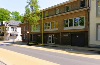 Instapklare Triplex met EPC B, Garage & Zonnig Terras in het Centrum van Essen! Deze volledig gerenoveerde triplexwoning (Dak én ramen vernieuwd...
