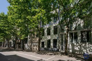 <p><span>Informatie Appartement</span></p><p><span>In een rustige en groene enkelrichtingstraat, op wandelafstand van de Marnixplaats, het KMSKA, restaurants en koffiebars, bevindt zich dit luxueus gerenoveerde appartement. De combinatie van een absolute topligging, hoogwaardige afwerking en het comfort van nieuwbouw maakt dit een uitzonderlijke woonkans in Antwerpen-Zuid. </span></p><p><span> </span></p><p><span>Het appartement werd met oog voor detail afgewerkt in tijdloze materialen zoals travertijn, lichte eik, visgraatparket en maatwerk. De elegante inkomhal met ingemaakte kasten leidt naar een lichtrijke leefruimte met hoge plafonds, royale zithoek, volwaardige eetplaats en verfijnde wandkasten. De open keuken sluit hier naadloos op aan en werd uitgevoerd in travertijn, met hoogwaardige toestellen en een luxueuze, natuurlijke uitstraling.</span></p><p><span> </span></p><p><span>Via de leefruimte heeft u toegang tot een aangename buitenruimte van ca. 19 m²: een zeldzame troef op deze locatie. </span></p><p><span> </span></p><p><span>De nachthal geeft toegang tot twee ruime slaapkamers, beide met een ensuite badkamer met inloopdouche en design lavabomeubel. De bovenste verdieping biedt een polyvalente zolderkamer met airconditioning. </span></p><p><span> </span></p><p><span>Het kleinschalige gebouw met slechts drie appartementen werd volledig gerenoveerd en wordt opgeleverd in 2026 onder EPB-normen. EPC-label A, conforme elektriciteit bij akte, individuele meters en lage maandelijkse kosten.</span></p><p><span> </span></p><p><span> Wonen met de uitstraling en prestaties van nieuwbouw, zonder btw, op een van de meest begeerde locaties van Antwerpen.<br /><br /></span></p><p><span>Indeling</span></p><p><span>Tweede verdieping</span></p><p><span>Bij het betreden van het appartement komt u binnen in een elegante inkomhal met ingemaakte maatkasten, die meteen de toon zet voor de rest van de woning. Er is een afzonderlijk gastentoilet met handenwasser.</span></p><p><span> </span></p><p><span>De leefruimte vormt het hart van het appartement: een bijzonder aangename en lichtrijke woonkamer met hoge plafonds, visgraatparket en stijlvol maatwerk. De ruimte biedt moeiteloos plaats aan een comfortabele zithoek met royale sofa, een volwaardige eetplaats voor een grote tafel en extra kastruimte dankzij de ingemaakte kasten en verfijnde wandkast. Via de leefruimte heb je toegang tot de buitenruimte bestaande uit 10m² terras en 9m² groendak. Deze buitenruimte vormt een zeldzame en uiterst aangename uitbreiding van de leefruimte: ideaal voor een aperitief, een rustige ochtendkoffie of een intiem diner in openlucht.</span></p><p><span> </span></p><p><span>De open keuken sluit naadloos aan op de leefruimte en werd afgewerkt met luxueuze travertijn. Ze is volledig uitgerust met hoogwaardige toestellen, waaronder een inductiekookplaat, dampkap, vaatwasser, heteluchtoven, microgolfoven, koelkast en diepvries. De combinatie van natuurlijke materialen en moderne functionaliteit zorgt voor een tijdloze, elegante uitstraling.</span></p><p><span> </span></p><p><span>Derde verdieping</span></p><p><span>De nachthal geeft toegang tot twee ruime slaapkamers, elk uitgerust met ingemaakte kasten en een eigen ensuite badkamer. Beide badkamers zijn voorzien van een inloopdouche en een lavabo in travertijn, wat zorgt voor een bijzonder hoogwaardige en uniforme afwerking.</span></p><p><span> </span></p><p><span>Deze verdieping beschikt daarnaast over een afzonderlijk toilet. Onder de trap naar de zolderverdieping is een praktische aansluiting voorzien voor een wasmachine en/of droogkast, subtiel geïntegreerd zonder aan esthetiek in te boeten.</span></p><p><span> </span></p><p><span>Vierde verdieping</span></p><p><span>De bovenste verdieping herbergt een ruime zolderkamer met airconditioning. Deze polyvalente ruimte leent zich perfect als master suite, home office, logeerkamer of hobbyruimte. Dankzij de afzonderlijke ligging biedt deze verdieping een extra gevoel van privacy en comfort.</span></p><p><span> </span></p><p><span>Troeven</span></p><p><span>Dit appartement onderscheidt zich door zijn hoogwaardige afwerking en uitzonderlijk renovatieniveau. De combinatie van travertijn, lichte eik, visgraatparket, maatwerk en hoge plafonds creëert een tijdloze, luxueuze uitstraling.</span></p><p><span> </span></p><p><span>Extra pluspunten zijn de ingemaakte kasten, het ruime terras, de mogelijkheid om een extra berging aan te kopen en de lage maandelijkse kosten, geraamd op ca. 25 euro per maand.</span></p><p><span> </span></p><p><span>Algemene informatie</span></p><p><span>Het appartement beschikt over individuele meters voor gas, water en elektriciteit. Dankzij de grondige renovatie behaalt het een EPC-label A. De elektrische keuring wordt conform afgeleverd bij de akte. Het asbestattest is momenteel in aanvraag.</span></p><p><span> </span></p><p><span>Het aandeel van de koper in de kostprijs voor de opmaak van de basisakte bedraagt 1.000 euro inclusief btw.</span></p><p><span> </span></p><p><span>Het gebouw</span></p><p><span>Het kleinschalige gebouw bestaat uit een kelder en slechts drie appartementen. Het werd volledig gerenoveerd en wordt opgeleverd in 2026 onder EPB-normen. Daarbij werden onder meer het ventilatiesysteem vernieuwd, de dakconstructie vernieuwd en geïsoleerd, een groendak geplaatst, de voor- en achtergevel geïsoleerd en nieuw buitenschrijnwerk voorzien.</span></p><p><span> </span></p><p><span>U koopt dus in feite een appartement met het comfort en de technische prestaties van nieuwbouw, zonder btw te moeten betalen.</span></p><p><span> </span></p><p><span>Verder beschikt het gebouw over een centraal rookdetectiesysteem en videofoon. Er is geen lift aanwezig.</span></p><p><span> </span></p><p><span>Ligging</span></p><p><span>De ligging is zonder twijfel een van de grootste troeven. Het appartement bevindt zich in een rustige en groene enkelrichtingstraat, op een absolute toplocatie in Antwerpen, vlak bij de Marnixplaats op het Zuid.</span></p><p><span> </span></p><p><span>Restaurants, koffiebars, gezellige cafés, boetieks, conceptstores en het vernieuwde KMSKA liggen allemaal op wandelafstand. Tegelijk geniet u van een vlotte verbinding naar de Antwerpse ring.</span></p><p><span> </span></p><p><span>Met een Mobiscore van 9,6/10 is dit de ideale plek voor wie comfortabel, stijlvol en stedelijk wil wonen op een van de meest begeerde locaties van Antwerpen.</span></p><p><span> </span></p><p><span> *De informatie in deze prospect is ter informatieve titel: de kandidaat-kopers moeten hun eigen zaak maken van het verkrijgen, controleren en interpreteren van deze informatie.</span></p>
