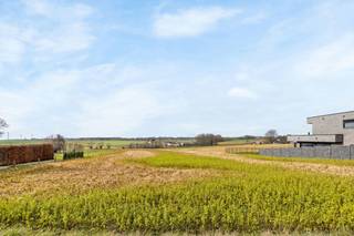 Nous vous proposons ce magnifique terrain à bâtir pour une construction ouverte, offrant une belle largeur de parcelle, une orientation idéale et...