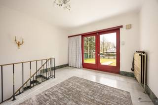 Welkom in deze charmante villa boordevol potentieel, gelegen op een uitzonderlijk ruim perceel van maar liefst 6.270 m². Een unieke kans voor wie...