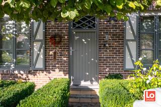 IN OPTIE! Charmante halfopen woning met inpandige garage op een rustige en groene locatie in Beervelde. De woning bevat op het gelijkvloers...