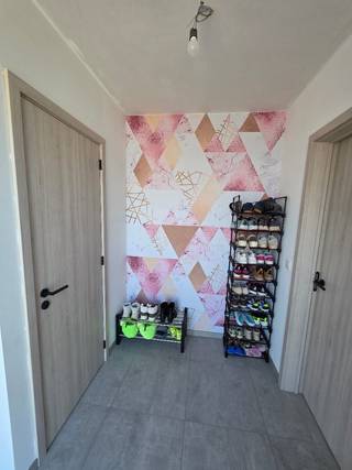 Instapklare energiezuinige nieuwbouwwoning van 217 m²<br /><br />Bent u op zoek naar een ruime, toekomstgerichte woning waar comfort, energiezuinigheid en een uitstekende bereikbaarheid hand in hand gaan? Dan is deze recente nieuwbouwwoning in Affligem beslist een bezoek waard. Bezoekdag wordt georganiseerd op 30 augustus 2026.<br /><br />Deze instapklare woning biedt maar liefst 217 m² bewoonbare oppervlakte op een perceel van 365 m² en combineert een hedendaagse afwerking met een doordachte indeling en lage energiekosten.<br /><br />Op het gelijkvloers bevinden zich een ruime inkomhal met gastentoilet, een lichtrijke leefruimte met grote raampartijen en een open keuken die naadloos aansluit op de eet- en zithoek. Daarnaast beschikt de woning over een praktische fietsenberging en voldoende opbergruimte.<br /><br />Op de eerste verdieping vindt u drie volwaardige slaapkamers, een ruime badkamer uitgerust met ligbad, douche en wastafel, een afzonderlijk toilet en een handige berging/wasruimte.<br /><br />Een van de grootste troeven van deze woning is de ruime zolderverdieping die bereikbaar is via een vaste trap. Deze verdieping biedt tal van mogelijkheden en kan eenvoudig worden ingericht als bureau, hobbyruimte, speelkamer of zelfs worden omgevormd tot één of twee extra slaapkamers. Hierdoor kan de woning meegroeien met uw gezin en beschikt u potentieel over een woning met vier tot vijf slaapkamers.<br /><br />Ook op energetisch vlak scoort deze woning uitzonderlijk goed. Dankzij de combinatie van een warmtepomp, 16 zonnepanelen, ventilatiesysteem D en een regenwaterput van 7.500 liter geniet u van een bijzonder laag energieverbruik. De warmtepomp beschikt bovendien over een koelfunctie, wat tijdens warme zomerdagen voor extra wooncomfort zorgt.<br /><br />De woning bevindt zich in een rustige woonomgeving met een vlotte verbinding naar de E40, het station van Liedekerke, scholen, winkels en andere dagelijkse voorzieningen.<br /><br />Een ideale gezinswoning voor wie vandaag comfortabel wil wonen en tegelijk voorbereid wil zijn op de toekomst.