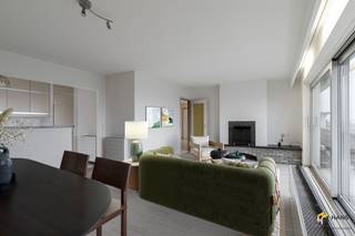 <p><span>Nieuwdreef 123 (9e verd.) - Merksem</span></p><p><span> </span></p><p><span>Instapklaar appartement (107m²) met 2 slaapkamers, 2 terrassen en autostaanplaats in Merksem.</span></p><p><span> </span></p><p><span>In de Nieuwdreef woon je op een boogscheut van de Bredabaan en het Runcvoortpark. Dankzij de gunstige ligging geniet je hier van een vlotte verbinding met het openbaar vervoer, het velo-deelsysteem en de auto en ook aan winkels en supermarkten is er geen gebrek in de nabije omgeving. </span></p><p><span> </span></p><p><span>Het appartement situeert zich op de bovenverdieping van een verzorgd gebouw van negen hoog, waarvan het dak conform geïsoleerd is. De maandelijkse vaste kosten bedragen €288 en omvatten water, verwarming op gas (met tussenmeters), blokpolis, syndicus, reservefonds en het onderhoud en de elektriciteit van de gemene delen — een transparant en volledig pakket. In 2023 werden de ramen vernieuwd naar aluminium schrijnwerk en de elektriciteit is AREI-conform. Bovendien werd het appartement recent volledig herschilderd, waardoor je hier meteen en zonder bijkomende zorgen je intrek kan nemen.</span></p><p><span>Je betreedt het appartement via een ruime inkomhal die tal van mogelijkheden biedt. Daarnaast is er een praktische berging (2 m²) voorzien. De twee volwaardige slaapkamers zijn elk 15 m² groot. De lichtrijke leefruimte met open keuken (41 m²) vormt het hart van het appartement. Dankzij de grote raampartijen geniet je hier van een wijds en open uitzicht over de omgeving. Via een schuifdeur bereik je het eerste terras (15 m²) met west-oriëntatie — ideaal om te genieten van de namiddag- en avondzon. Vanuit de keuken heb je bovendien toegang tot een tweede, noord-georiënteerd terrasje (2 m²). De ruime badkamer (7 m²) is uitgerust met een ligbad met douche en een lavabomeubel. De wc is apart. </span></p><p><span>Tot slot is de ondergrondse autostaanplaats verplicht mee aan te kopen aan €15.000. Bewoonbare opp. 107 m² ref.: bruto vloeropp. Voor meer info of een gratis schatting surf naar </span><span><span>www.hansimmo.be</span></span></p><p><span> </span></p>