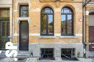 <p><span><strong>Karaktervolle Art Nouveau-herenwoning (1910) – Volledig gerenoveerd – Topligging nabij Park Den Brandt</strong></span><br /><br />Authenticiteit, elegantie en hedendaags wooncomfort komen op unieke wijze samen in deze uitzonderlijke herenwoning uit 1910, gebouwd in een prachtige Art Nouveau- en eclectische stijl. Dankzij een volledige, hoogwaardige renovatie in 2016-2017 werd het historische karakter zorgvuldig bewaard, terwijl de woning werd voorzien van alle moderne comfort.<br /><br />Bij het betreden van de woning vallen meteen de imposante plafondhoogtes, de authentieke sierlijsten en moulures en de overvloed aan natuurlijk licht op. De harmonieuze combinatie van originele architecturale details en een eigentijdse afwerking creëert een warme en stijlvolle woonbeleving.<br /><br />Met vijf volwaardige slaapkamers, twee badkamers en lichtrijke leefruimte biedt deze woning uitzonderlijk veel ruimte en flexibiliteit. De charmante stadstuin vormt een heerlijke plek om te ontspannen. Zowel aan de voor- als achterzijde geniet u van een vrij uitzicht op het groen.<br /><br />De woning beschikt bovendien over een gunstig EPC. Gelegen op een absolute toplocatie in Wilrijk, op wandelafstand van Park Den Brandt, combineert deze woning een rustige, groene omgeving met een uitstekende bereikbaarheid. <span>Parkeren is mogelijk in de straat of in de omliggende straten. Een parkeerplaats in het naastgelegen pand kan desgewenst worden gehuurd.</span><br /><br />Deze woning is veel meer dan een huis: het is een unieke residentie met een rijke geschiedenis, tijdloze charme en hedendaags comfort.<br /><br />EPC: 130 kWh/m².<br /><br />Meer info?<br />Contacteer het kantoor van IMMO SP in Antwerpen via info@immosp.be of 03 226 20 40.</p>