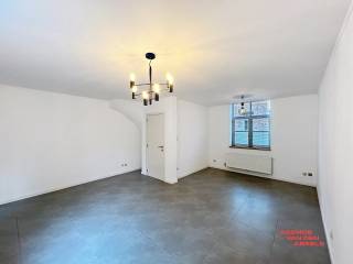 Deze charmante TRAPGEVEL WONING bevindt zich in de Sint-Jorisstraat, op een steenworp afstand van het bruisende centrum van Brugge. Na 2000 werd de woning grondig VERNIEUWD , waarbij onder andere een nieuwe betonvloerplaat, geïsoleerde ondervloer en chape werd geplaatst. De elektriciteit en sanitair werden eveneens aangepast. Ook het metselwerk en de dakconstructie zijn stevig aangepakt, waardoor het pand in UITSTEKENDE STAAT verkeert.<br /><br />Binnen geniet u van een lichtrijke en gezellige living van 26,5 m² die uitgeeft op een RUIM BUITEN TERRAS ideaal voor ontspanning en gezellig samenzijn. De aangrenzende keuken is voorzien van moderne toestellen en profiteert van veel natuurlijke lichtinval. Verder telt de woning een praktische badkamer met douchecabine, lavabo en toilet. Op de eerste verdieping bevinden zich TWEE RUIME SLAAPKAMERS van respectievelijk 13 en 14,75 m², beiden afgewerkt met een warm, rustiek laminaat, perfect voor een comfortabele nachtrust.<br /><br />De woning is ASBEST VEILIG en beschikt over een GOEDGEKEURDE ELEKTRISCHE INSTALLATIE. Met een GUNSTIGE EPC-waarde van 226 kWh/m² per jaar (label C) bent u verzekerd van een ENERGIEZUINIG en comfortabel thuis. <br /><br />Troeven :<br />* authentieke trapgevel<br />* mooi buitenterras<br />* asbestveilig<br />* Label C : geen renovatieplicht<br />* geïsoleerde ondervloer + nieuwe leidingen <br />* nieuw dak <br />* goedgekeurde elektriciteit <br /><br />Voor meer informatie of een bezoek kunt u contact opnemen via 050/333976 of 0476/270379 (buiten kantooruren).