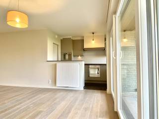 Het appartement bevindt zich in een recent gebouw en is gelijkvloers gelegen.<br />Bestaande uit een inkomhal met afzonderlijk toilet, ruime living met aansluiting naar de open keuken die voorzien is van alle gebruikelijke inbouwtoestellen en daarnaast ook een afzonderlijke bergruimte met voorziening voor wasmachine en droogkast.<br />Geniet van de rust in de tuin (kunstgras) met zicht op de Leie.<br />Daarnaast bevinden er zich in dit appartement 2 slaapkamers en aansluitende badkamer met ligbad/douche en lavabo.<br />Wens je extra bergruimte? In de kelderverdieping vind je ook een afzonderlijke berging.<br />Er wordt 50 euro voorschot gevraagd voor kosten syndicus.<br />Totale huurprijs is dus 800 euro per maand.<br /><br />Pluspunten:<br />-Nieuwe hoogrendementsketel<br />-Elektrische rolluiken<br />-Tuin met zicht op de Leie<br />-Inbegrepen staanplaats voor de wagen<br /><br />Heb je interesse? Bel ons voor een bezoek!<br />056 25 26 19