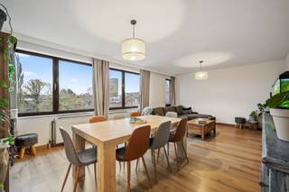 Dit instapklare appartement is gelegen in het hart van Tienen en biedt een standaard van comfort en luxe. Het appartement beschikt over een ruime leefruimte waar het zeer gezellig vertoeven is en heeft 1 slaapkamer. Het is volledig gerenoveerd in 2017, waardoor het een moderne uitstraling heeft. De bewoonbare oppervlakte van 80m² biedt voldoende ruimte voor een comfortabele leefomgeving. Daarnaast beschikt het appartement over 1 badkamer, die ook volledig gerenoveerd is. De badkamer is voorzien van moderne voorzieningen. Kortom, dit appartement biedt alles wat u nodig heeft voor een comfortabel verblijf of investering in Tienen. Neem snel contact op en boek een afspraak!