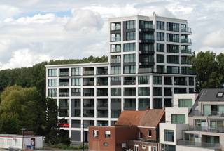 <strong>Appartement aan het water met zicht op de vaart inclusief garage! </strong><br />Gelegen in Residentie Valora biedt dit app. prachtige zichten zowel langs de voorzijde als langs de achterzijde.<br />Via de inkomhal komt men in de leefruimte met geïntegreerde keuken en aansluitend de berging. Het ruime overdekte terras aan de voorzijde is gelegen aan de zuidkant met zich op de vaart en omgeving.<br />Via de nachthal komt men in de twee slaapkamers die tevens uitgeven op een balkonterras aan de achterzijde. <br />De badkamer is uitgerust met een bad met douchefunctie en dubbele lavabo. Tevens beschikt men over een gastentoilet. <br />Op het gelijkvloers is een autostaanplaats voorzien in de garage. Het appartement is geschilderd en volledig instapklaar. <br />Huurprijs 890€ + 70 €/syndic