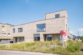 Welkom in Wieze, een deelgemeente van Lebbeke waar het heerlijk wonen is! Deze stijlvolle halfopen nieuwbouwwoning combineert hedendaags comfort...