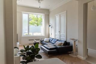 Een energiezuinige (EPC A) karakterwoning aan het water<br /><br />Alle info, troeven en meer foto’s over de woning vindt u op www.keldermansvest29.com <br />GEEN IMMO AUB. <br /><br />Op een toplocatie aan het water en op 10 minuten wandelen van het centrum van Mechelen, ligt dit mooie karaktervolle herenhuis dat in zijn totaliteit (en energiezuinig) werd verbouwd in 2023-2024.<br /><br />De woning is ruim en héél erg lichtrijk. Ze ademt sfeer uit dankzij haar prachtige originele elementen zoals hoge plafonds en mooie molures. <br /><br />Technisch is de woning tiptop inorde: EPC-label A dankzij onder andere zonnepanelen, dakisolatie, muurisolatie, verwarming via warmtepomp, regenwaterput, ventilatiesysteem D en elektrisch ingebouwde screens aan de voorzijde van de woning. De woning is asbestvrij. <br /><br />Indeling gelijkvloers:<br />-Ruime inkomhal <br />-Zeer ruime, lichtrijke woonkamer en keuken<br />-Toilet<br />-Rustige tuin van 110 m2 met terras van 20 m2<br /><br />Tussenverdieping:<br />-1 slaapkamer<br /><br />Eerste verdieping:<br />- 1 ruime slaapkamer (kan ook worden gebruikt als extra leefruimte, speelkamer, bureel of hobbykamer). <br />- Zeer ruime badkamer met ligbad, inloopdouche, dubbele lavabo en toilet<br /><br />Tweede verdieping:<br />- 2 slaapkamers<br />- Badkamer met inloopdouche, lavabo en toilet.<br /><br />De ruime kelder en zolder zorgen voor heel wat extra opbergruimte.<br /><br />De woning is beschikbaar vanaf oktober 2026 (overeen te komen).<br /><br />Wenst u graag een bezoek? Maak dan via de website www.keldermansvest29.com een afspraak voor de kijkdagen op 8 en 9 mei. Het maken van een afspraak is verplicht. <br /><br />Tot dan? <br />