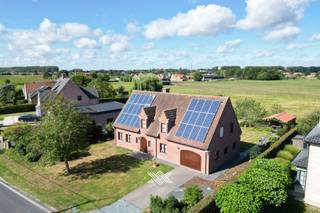 Deze vrijstaande woning, gebouwd in 1993 en gerenoveerd door de jaren heen, is gelegen in het landelijke en charmante Lievegem. De woning geniet van een bijzonder rustige ligging, en combineert deze met de nabijheid van het centrum. Het perceel van 1165 m² biedt prachtig zicht op agrarisch gebied, en volop ruimte om in alle rust en privacy te ontspannen.<br /><br />Via de inkomhal met gastentoilet betreedt men de lichtrijke leefruimte, die dankzij de hoge plafonds en grote raampartijen een bijzonder ruimtelijk karakter uitstraalt. De leefruimte is onderverdeeld in een gezellige zithoek en eetplaats. Verder is op het gelijkvloers een bureauruimte aanwezig. Een praktische wasplaats voorziet in een extra douche en toilet. De eerste verdieping omvat een uitzonderlijk ruime overloop die toegang biedt tot vier volwaardige slaapkamers, een strijkkamer en een badkamer. De volledig afgewerkte zolderverdieping biedt extra ruimte voor hobby, opslag of bijkomende slaapkamers.<br /><br />De tuin biedt meerdere zonneterrassen en beschikt ook over een ruime tuinberging met bijhorende overkapping die voorziet in een zithoek.<br /><br />Als kers op de taart beschikt de woning over maar liefst 35 zonnepanelen en een nieuw ventilatiesysteem.<br /><br />EPC: C / EK: conform / CV : convectoren / asbestveilig<br /><br />Benieuwd naar deze vrijstaande woning met prachtig uitzicht te Zomergem? Een afspraak kan via bart@landbergh.be of 09 278 78 79.