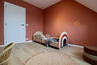 Lot 53: Deze halfopen bebouwing heeft 3 slaapkamers, een autostaanplaats, en een perceeloppervlakte van 166 m². De zolder is af te werken tot extra kamers. Deze woning is gelegen in een uniek concept in Roeselare De Vlieger: hier krijg je het beste van twee werelden: in je privétuin beleef je gezellige gezinsmomenten, in de groene deeltuin ontmoet je je buren en genieten kinderen van een veilige speelomgeving. De buurt ligt op 10 minuten fietsen van het centrum van Roeselare met alle noodzakelijk voorzieningen en voldoende horeca en ontspanningsmogelijkheden.<br />Kortom, deze Matexi-buurt geeft jouw woondroom vleugels!<br /><br />Interesse of vragen? Contacteer vrijblijvend onze sales consultant Renzo Vanneste op 051 28 01 49 of via mail renzo.vanneste@matexi.be.