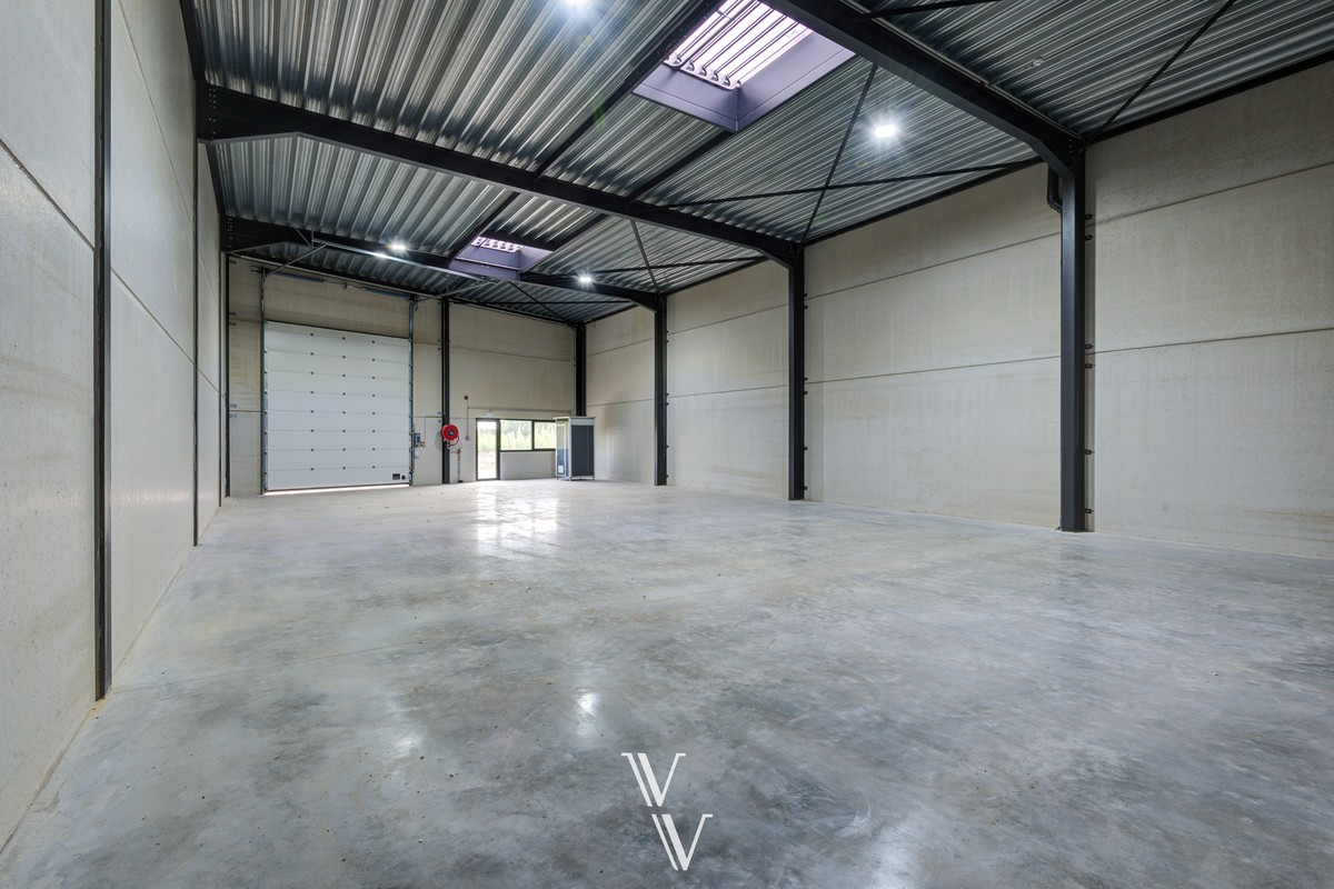 Commercial for rent in Emblem - photo 5