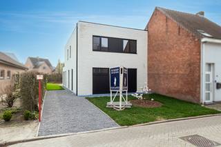 <p><strong>Centraal gelegen in Vosselaar bevindt zich deze stijlvolle nieuwbouwwoning welke wordt verkocht onder registratierecht (Geen BTW - 2% indien enige/eigen woning!). De woning omvat op het gelijkvloers een open keuken, een ruime woonkamer met zit- en eetplaats, gastentoilet, een aparte wasruimte en nog een extra berging voor fietsen of andere zaken. Op de verdieping zijn er 3 ruime slaapkamers terug te vinden, een badkamer volledig voorzien van dubbel badkamermeubel, douche, ligbad en toilet. De woning werd afgewerkt met duurzame en hoogwaardige materialen en werd eveneens voorzien van de nieuwste technieken. De woning wordt volledig afgewerkt opgeleverd, inclusief tuinaanleg en oprit. </strong><br /><br /><strong><span>Indeling</span></strong><br />Op de gelijkvloerse verdieping kom je binnen via de inkomhal met gastentoilet. Aansluitend bevindt zich de open, lichtrijke leefruimte die in verbinding staat met de volledig uitgeruste keuken met kookeiland. Verder is er ook een handige wasplaats en een bergruimte die zich uitstekend leent voor het stallen van fietsen of extra opbergmogelijkheid.</p>
<p>Op de eerste verdieping vind je drie volwaardige slaapkamers en een moderne badkamer die is ingericht met een ligbad, een douche, een toilet en een dubbele wastafel.</p>
<p>Deze woning wordt verkocht onder registratierechten en biedt bovendien de interessante mogelijkheid van een vrijstelling van het kadastraal inkomen gedurende de eerste vijf jaar. Dankzij de aanwezigheid van tien zonnepanelen en een energiezuinige lucht-water warmtepomp is het huis bijzonder duurzaam en toekomstgericht. De woning wordt volledig afgewerkt opgeleverd, inclusief tuinaanleg en oprit.<br /><br /><strong><span>Bijzonderheden:</span></strong><br />- BEN-woning<br />- Instapklaar<br />- Verkoop onder registratierechten (2% indien enige/eigen woning!)<br />- Vrijstelling KI gedurende de eerste 5 jaar<br />- Zonnepanelen<br />- Warmtepomp</p>
Neem zeker al eens een kijkje in de woning via onze virtuele toer: https://tour.giraffe360.com/e6d5cb72fc0a4753a413bfebc516c3c1<br /><span><strong><br /></strong></span>