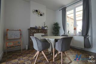 Composition :Sous-sol : Cave avec chaudière : 14 m², espace buanderie : 6 m²Rez-de-Chaussée : Hall d'entrée : 8,90 m², WC : 1m², salon : 15,17 m²,...