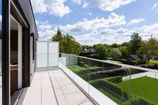 Welkom bij Residentie GOUWBERG, een exclusief nieuwbouwproject met 6 trendy appartementen (ca. 75m² - 92m²) die luxe, comfort en een tijdloze architectuur combineren.<br /><br />Gelegen op een prachtig zuidgericht perceel nabij het dorp van Schilde, biedt deze residentie een unieke combinatie van rust en bereikbaarheid. Zuid-gerichte tuinen en terrassen zorgen voor een ultiem wooncomfort. Geniet van een bruisend winkelcentrum, gezellige restaurants en prachtige dreven op wandelafstand.<br /><br />De appartementen, ontworpen door Christophe Baetens Architecten, blinken uit in moderne elegantie met een harmonieus lijnenspel en hoogwaardige gevelmaterialen. De grote raampartijen zorgen voor een overvloed aan natuurlijk licht.<br /><br />Van bij het ontwerp werd sterk ingezet op wooncomfort en energie-efficiëntie:<br />- Vloerverwarming en -koeling via lucht-waterwarmtepomp<br />- Ventilatiesysteem C+ met smartzones voor een gezond binnenklimaat<br />- Zonnepanelen voor een uiterst laag energiepeil (max. E20)<br /><br />Private bergingen in de kelder en 6 autostaanplaatsen en een fietsenberging achteraan het perceel.<br /><br />Grijp deze unieke kans en ontdek jouw droomappartement in Residentie GOUWBERG! Neem vandaag nog contact op met LISTED voor een persoonlijke projectpresentatie: +32 3 283 51 51.