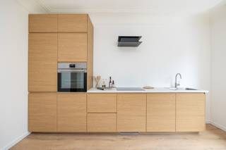 Gerenoveerd appartement met een slaapkamer en terras te Antwerpen centrum!<br /><br />Op een uitstekende en centrale locatie tussen Zurenborg en Borgerhout, op korte afstand van het bruisende stadscentrum, bevindt zich dit kleinschalige woonproject bestaande uit vier stijlvolle appartementen.<br /><br />Het appartement op de eerste verdieping werd in 2026 volledig gerenoveerd en combineert hedendaags wooncomfort met een praktische en aangename indeling.<br /><br />Via de inkomhal komt u binnen in de lichtrijke leefruimte die aansluit op de volledig uitgeruste open keuken. <br /><br />Aan de achterzijde van het appartement bevindt zich de slaapkamer van ca. 12m². Vanuit de slaapkamer heeft u toegang tot de praktische dressing van ca. 6m² en de moderne badkamer voorzien van een ligbad, lavabo en toilet. Daarnaast biedt de slaapkamer rechtstreeks toegang tot het gezellige terras van ca. 3m².<br /><br />Tot slot beschikt het appartement over een praktische privatieve kelderberging. <br /><br />Het huidige EPC-label bedraagt C. Naar verwachting zal de energieprestatie door de reeds uitgevoerde en nog geplande werken (waaronder extra isolatie) verder verbeteren naar een EPC-label B. <br /><br />Belangrijkste troeven:<br /><br />- Gelegen tussen de levendige wijken Borgerhout en Zurenborg<br />- Kleinschalig woonproject met slechts 4 appartementen<br />- Ideale bereikbaarheid en tal van winkels en horeca <br />- Privatieve kelderberging mee inbegrepen<br /><br />73m² bewoonbare oppervlakte cfr EPC.<br /><br />Wenst u een bezoek of meer informatie? Dan kan u ons steeds contacteren via info@dvarealestate.be of via 03/297.00.00.
