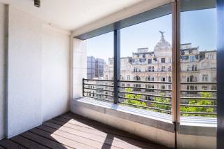Op een absolute toplocatie in het hart van Antwerpen, aan de iconische Meir, bevindt zich dit royale appartement met twee slaapkamers en aangename terrassen. Gelegen op de vijfde verdieping van een goed onderhouden residentie, geniet u hier van een bijzonder centrale ligging te midden van het bruisende stadsleven. Vanuit de woning bevinden winkels, gezellige horecazaken en culturele hotspots zich letterlijk om de hoek, terwijl ook de historische binnenstad, de Groenplaats en Antwerpen-Centraal vlot te voet bereikbaar zijn. <br /><br />Via de inkomhal, voorzien van een gastentoilet, komt u in het kloppende hart van het appartement: de royale leefruimte. De mooie parketvloer zorgt hier voor een warme en stijlvolle uitstraling, terwijl de open keuken naadloos aansluit op de leefruimte en is uitgerust met de nodige inbouwtoestellen. Dankzij de grote raampartijen geniet u van een aangename lichtinval en heeft u rechtstreeks toegang tot het inpandige terras aan de voorzijde, waar u kunt genieten van een uniek uitzicht over de Meir en de iconische Boerentoren. Daarnaast beschikt het appartement over een praktische berging met aansluitingen voor een wasmachine en droogkast.<br /><br />Aan de achterzijde bevinden zich twee volwaardige slaapkamers, die beide rechtstreeks toegang bieden tot het achterliggende terras. Deze buitenruimte kijkt uit over de aangename binnentuin en de iconische Handelsbeurs en vormt de ideale plek om in alle rust van de buitenlucht te genieten. De ruime badkamer is ingericht met een dubbele wastafel, ligbad, aparte douche en toilet en biedt alle comfort voor dagelijks gebruik.<br /><br />Tot slot beschikt het appartement over een handige kelderberging, inbegrepen in de prijs. Een ondergrondse autostaanplaats is bijkomend aan te kopen voor € 40.000.<br /><br />Interesse?<br />Contacteer LISTED voor een bezoek: +32 3 283 51 51.