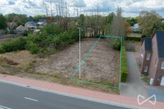 <p><span>Op zoek naar een mooie bouwgrond in Beringen om jouw eigen woning te realiseren? Aan de Nieuwendijk bieden we dit ruime perceel van maar liefst </span><strong><span>5a39ca</span></strong><span> aan.</span></p>
<p>Het perceel bestaat uit lot 1 (3a85ca), bestemd als bouwlot voor halfopen bebouwing, aangevuld met lot 2 (1a54ca) als achterliggende grond.</p>
<p>De verkavelingsvoorschriften voorzien in de mogelijkheid om een volwaardige eengezinswoning in halfopen verband te bouwen. Op het gelijkvloers is een maximale bouwdiepte van 17 meter toegestaan en op de verdieping 10 meter. De kroonlijsthoogte bedraagt maximaal 6 meter en de voorgeschreven dakhelling bedraagt 40°.</p>
<p>De woning wordt ingeplant op 5,50 meter achter de rooilijn van de Nieuwendijk. De achterliggende grond zorgt bovendien voor extra buitenruimte en draagt bij aan het ruime karakter van het perceel.</p>
<p><span>De omgeving bestaat hoofdzakelijk uit open en halfopen woningen en de percelen zijn gelegen aan een voldoende uitgeruste weg. </span></p>
<p><span>Een mooie kans voor wie zelf wil bouwen en daarbij graag beschikt over een perceel met voldoende ruimte voor een aangename tuin.</span></p>
<ul>
<li><span>Nieuwendijk, 3582 Beringen</span></li>
<li>5a39ca</li>
<li><span>Halfopen bebouwing</span></li>
<li><span>Verkavelingsvoorschriften beschikbaar</span></li>
</ul>
<p><span>Wil je meer weten over dit bouwperceel of de verkavelingsvoorschriften? </span>Lieselotte<span> helpt je graag verder.</span></p>
<p><strong><span>Lieselotte Luyten – 0493 56 87 30</span></strong></p>
<p><strong><span>We Invest Demervallei</span></strong><br /><em><span>Vastgoed Anders Bekeken</span></em></p>