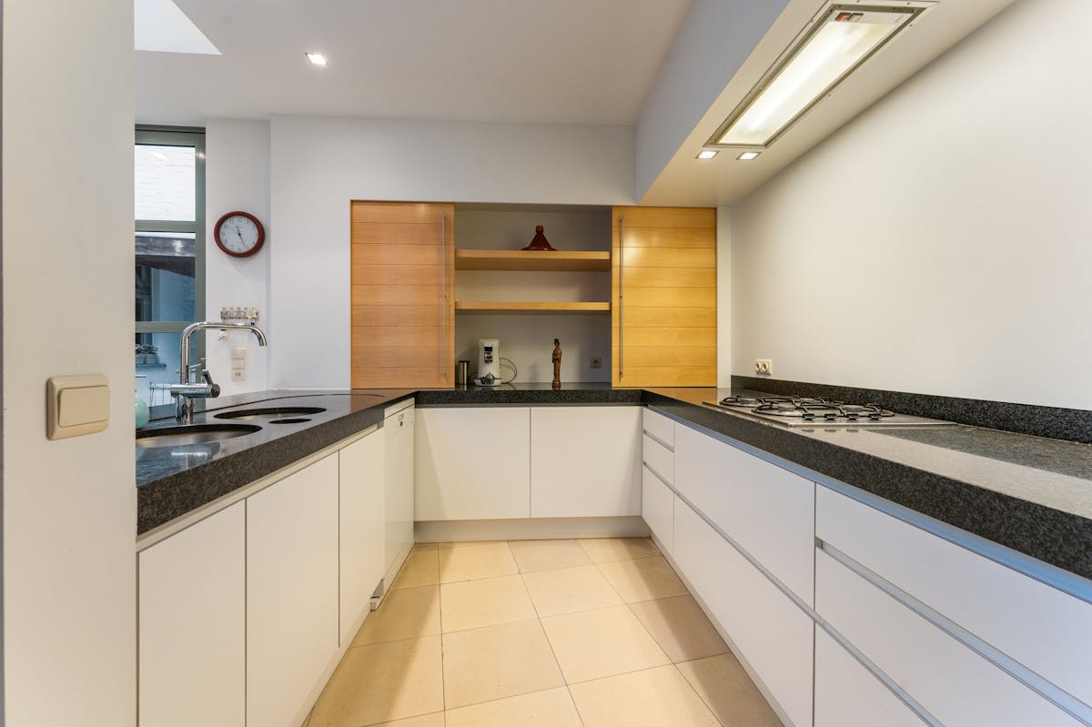 Ruime woning met handelsgelijkvloers en appartement in het centrum van Veurne. - foto 4