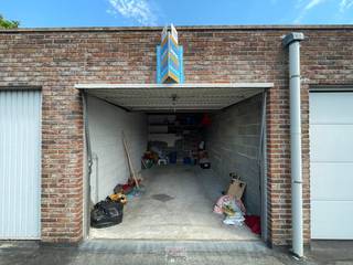Droge en robuuste garage, gemakkelijk te bereiken (geen hoogte of breedte belemmeringen) TE KOOP.<br /><br /><u>Afmetingen :</u><br />Binnenmaat poort: hoogte poort: 2,02m. Breedte poort: 2,37m.<br />Binnenmaat garage: 5,52m diep, 2,85m breed ( dus ongeveer 16 m² binnen oppervlakte) en 2,45m hoog.<br />Perceel zou volgens kadaster 23 m² zijn.<br />Bezoeken op afspraak - 056/705262 of info@expertimmo.be<br /><br /><u>Wettelijke info : </u><br />Watergevoelig openruimtegebied : neen<br />Stedenbouw : Geen beschermd monument, niet op inventaris, Vergunning uitgereikt, Woongebied, Geen dagvaarding uitgebracht, Geen voorkooprecht ruimtelijke ordening aanwezig, Geen Verkavelingsvergunning, geen overstromingsgebied, niet gelegen in afgebakend oevergebied.<br />Watertoets : P en G-score : A en A, geen natte voeten hier dus.<br />Erfgoed : niet van toepassing.<br />Maatregelenregister : geen nadelige maatregelen gekend<br />Vrij : bij akte<br />Asbest : Asbestveilig (maar niet asbest vrij)<br />Niet-geindexeerd KI (basis voor berekening jaarlijkse onroerende voorheffing) : 61 euro<br /><br /> 