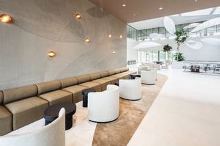 Magnifiquement situés, des bureaux haut de gamme nouvellement construits de 2.556 m² à louer près de la Leopold lll-laan (N22) avec une connexion immédiate au R0 sur et sortie Zaventem. Également facilement accessible par les transports publics, avec des arrêts de bus, de tram et de métro à distance de marche. Les espaces de bureaux lumineux sont situés dans le "Xenon Building" et font partie d'un complexe de bureaux multifonctionnel "Park 7", au milieu d'une oasis de paix et de nature sans trafic. Les espaces durables sont équipés de tout le confort contemporain grâce à des technologies de pointe. Les nombreuses installations sur place comprennent des services de restauration, des salles de réunion, une blanchisserie, un nettoyage à sec, des vestiaires, des douches, des stations de recharge, un garage à vélos sécurisé, etc. Un vaste espace de stationnement par immeuble de bureaux. Autres surfaces également possibles ! Disponibilité prévue au troisième trimestre 2024. Contactez PANORAMA pour plus d'informations ou pour une visite de site sans engagement au 0477 09 00 09.