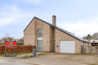 Deze unieke woning is gelegen in de straat Gooreind in Geel. Dankzij de vlotte bereikbaarheid, de nabijheid van scholen en winkels, en de ligging in een doodlopende straat zonder doorgaand verkeer, vormt dit de ideale thuis. Bovendien is er een goede verbinding met de omliggende steden en gemeenten.<br /><br />Beschrijving:<br />Via de inkomhal betreden we de woning. Hier bevinden zich een apart gastentoilet en de toegang tot de ruime woonkamer met gezellige zithoek. Zowel de houtkachel als de stijlvolle eiken parketvloer zorgen voor een warme en aangename sfeer. De erker creëert, samen met de grote raampartijen en de vide naar de bovenverdieping, een open en lichtrijk gevoel.<br /><br />Aansluitend vinden we de eetruimte en de goed uitgeruste open keuken, die uitkijkt op de zuidwest gerichte tuin. Via de keuken bereiken we de praktische bijkeuken, voorzien van ingemaakte kasten en de nodige aansluitingen voor een vaatwasser, wasmachine en droogkast.<br /><br />Verder beschikt het gelijkvloers over een ruime kelder, een slaapkamer met aangrenzend een badkamer die is uitgerust met een ligbad en een dubbele wastafel. De inpandige garage is voorzien van een elektrische poort.<br /><br />De ruime nachthal op de verdieping beschikt over een bureauruimte met open zicht op de benedenverdieping en de groene tuin. Daarnaast bevinden zich hier nog twee volwaardige slaapkamers waaronder een master bedroom met ingemaakte kasten, een extra kinderkamer, een apart toilet en een badkamer met ligbad, dubbele wastafel en inloopdouche met regendouche.<br /><br />Buitenruimte:<br />Het ruime perceel biedt tal van troeven en veel privacy. Dankzij de zuidwest gerichte oriëntatie kan men op elk moment van de dag genieten van de tuin, die bovendien is uitgerust met een handige tuinberging en een ruime carport.<br /><br />Extra:<br />- Gunstig EPC-label: C<br />- Laadpaal aanwezig<br />- Conforme elektriciteit<br /><br />Voor meer info of een bezoek contacteer ons via info@vastengoed.be of via 014/72 73 74.<br /><br />Wenst u een gratis schatting van uw eigendom? Contacteer ons via 014/72 73 74.