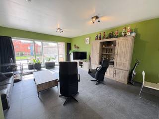 <strong>Halfopen woning met 4 slaapkamers en carport.<br /><br />Indeling</strong><br />gelijkvloers: inkomhal, toilet, living met open keuken en berging<br />eerste verdiep: 2 slaapkamers, badkamer en toilet<br />tweede verdiep: 2 slaapkamers<br /><br /><strong>Troeven:</strong>
<ul><li>aangelegde tuin met tuinhuis</li><li>groot terras met veel lichtinval(Zuid-West gericht)</li><li>airco in slaapkamers en living</li><li>camerabewaking</li><li>overal centrale verwarming</li><li>ingemaakte kasten</li><li>privé oprit + carport</li><li>regenwaterput 10.000l</li><li>2 aparte toiletten op gelijkvloers en eerste verdiep</li><li>vliegraam(met klep voor huisdieren)</li></ul>