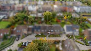 <p><span>Interesse of vragen? Neem gerust contact op met Dimitry Van Hinsbergh via dimitry@copandi.be of via +32 493 37 27 43.<br /><br /></span>Deze woning verwelkomt je via een inkomhal met apart toilet en biedt meteen toegang tot een ruime leefruimte van bijna 40 m². Dankzij de grote ramen geniet de living van veel natuurlijke lichtinval en een mooi zicht op de tuin. De aparte keuken sluit aan op de leefruimte en is geheel ingericht.<br /><br />Op de eerste verdieping bevinden zich twee slaapkamers, een badkamer en een extra open polyvalente ruimte die kan worden ingericht als bureau of speelkamer. Deze verdieping biedt veel flexibiliteit en is ideaal om extra ruimte te creëren.<br /><br />De tweede verdieping beschikt over een ruime derde slaapkamer en twee afzonderlijke bergruimtes. Uiteraard hier ook veel mogelijkheden om uit te breiden.<br /><br />Achteraan bevindt zich een grote, zonnige tuin met een prachtige treurwilg als blikvanger. De tuin biedt volop ruimte voor ontspanning, spelen of tuinieren. Voor de woning zijn er bovendien meerdere parkeerplaatsen beschikbaar. Dankzij de garage kan u steeds uw wagen parkeren of zaken opbergen.<br /><br />Deze charmante woning in Brasschaat combineert een ruime indeling met een prachtige tuin in een rustige omgeving. Dankzij de solide structuur en de mogelijkheden is dit de ideale kans om een karaktervolle gezinswoning te creëren met een unieke buitenruimte.<br /><br />✅ Woonerf<br />✅ EPC: B-label<br />✅ Tal van mogelijkheden<br />✅ Garage</p>