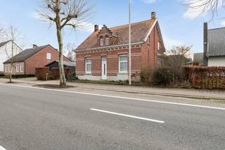 Te renoveren woning met karakteristieke voorgevel te Loenhout-centrum! De vrijstaande gezinswoning bevat karakter, biedt veel potentieel en...