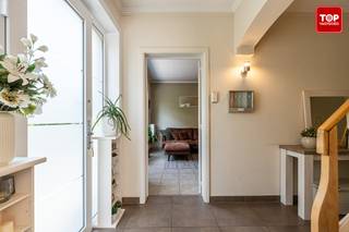 Op zoek naar een instapklare woning in een rustige omgeving zonder doorgaand verkeer? Dan is dit huis een echte aanrader. Ideaal voor starters, jonge koppels met een kindje of alleenstaande ouders die op zoek zijn naar een praktische en comfortabele indeling.<br /><br />De woning beschikt over een aparte living en keuken. Op het gelijkvloers vind je bovendien een ruime slaapkamer en een volledig ingerichte badkamer, ideaal indien je liever niet elke dag de trap op en af moet. Boven zijn er nog twee extra slaapkamers, aangevuld met een handige wasplaats en een toilet. <br /><br />Buiten geniet je van een gezellige tuin met terras, mooi gelegen naast de zijgevel – de ideale plek om tot rust te komen of om samen met de kinderen buiten te spelen. Tot slot is er ook een praktische opberggarage aanwezig, perfect om fietsen, tuingerief of extra spullen kwijt te kunnen. Parkeren kan op de oprit. Extra opbergruimte onder de trap en in de zolderverdieping. <br /><br />Kortom: een instapklare woning met een slimme indeling, rustige ligging en heel wat troeven voor wie op zoek is naar comfort zonder gedoe.<br /><br />Beschikbaar 1 week na akte. <br /><br />Contacteer Top Vastgoed voor een bezoek op 0475 700 700