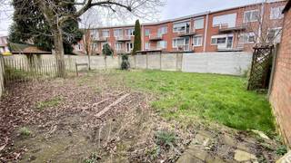 OP HET EINDE VAN EEN BESTAAND GARAGECOMPLEX BEVINDT ZICH DEZE BOUWGROND VOOR 5 GARAGEBOXEN.DE BOOM OP DIT PERCEEL IS ONDERTUSSEN GEROOID...