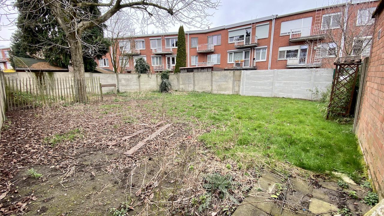 OP HET EINDE VAN EEN BESTAAND GARAGECOMPLEX BEVINDT ZICH DEZE BOUWGROND VOOR 5 GARAGEBOXEN. DE BOOM OP DIT PERCEEL IS ONDERTUSSEN GEROOID.