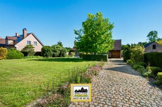 <p><span><span>Alweer VERKOCHT op 1e BEZOEKDAG. Contacteer RANDY REMUE 0479/ 99. 99. 90 als u ook op 1 DAG wil verkopen.</span></span></p><p>'"ABSOLUTE TOPPER" - Afspraak ENIGE BEZOEKDAG enkel telefonisch via Randy Remue op 0479/ 99. 99. 90. De stukken van de woning zijn te consulteren op www.immo-zone.be. Meer info via Facebook "Remue Randy" - LIKE de pagina en blijf op de hoogte van alle nieuwe woningen. In het mooie en gegeerde Sint-Lievens-Houtem bevindt zich te Bruisbeke 20 zich deze uitzonderlijke villa die charme, ruimte en potentieel combineert. Indeling: Via de indrukwekkende inkomhal met authentieke dambordvloer en statige houten trap betreden we een woning die meteen indruk maakt. De royale leefruimte met open haard biedt rondom uitzicht op de tuin. Aansluitend bevindt zich de keuken, eveneens met uitzicht op het groen en directe toegang tot het terras en de tuin. Op het gelijkvloers bevinden zich de eerste 2 slaapkamers en de 1e badkamer, uitgerust met een ligbad en wastafel. Vervolgens gaan we naar het 1e verdiep via de houten trap in de inkomhal waar we de overige 4 slaapkamers en 2e badkamer terug vinden. Buiten vormt de aangelegde tuin een ware oase van rust. Het ruime terras nodigt uit om in alle privacy te genieten van lange zomeravonden, gezellige familiemomenten en het groene uitzicht. Verder beschikt de woning over een praktische kelder en een ruime garage. GEEN RENOVATIEPLICHT. Deze woning is een ABSOLUTE TOPPER voor starters, gezinnen of investeerders. P-score: A / G-score: A. <br />VOOR ZEER SNELLE BESLISSERS!!<br />IMMO ZONE RHODELAND RANDY REMUE - 0479/ 99. 99. 90</p>
