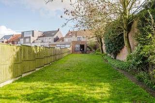 Gelegen in de hoofdstraat van Bellegem geniet deze woning van een unieke ligging: langs de voorzijde bevindt u zich midden in het bruisende dorpsleven met alle voorzieningen binnen handbereik, terwijl u achteraan wordt verrast door een prachtig, open zicht op de Bellegemse velden, waar rust en groen de bovenhand nemen.Indeling:- inkomhal- bureauruimte/polyvalente ruimte - lichtrijke leef- en eetruimte met zicht op het groen- open leefkeuken voorzien van alle comfort- inpandige garage met toegang tot kelder- afzonderlijk toilet- 3 volwaardige slaapkamers, waarvan 1 met ensuite dressing- ruime badkamer voorzien van ligbad, douche en dubbele lavabo- ruime bergzolderOntdek zelf de mogelijkheden en charme van deze woning! Contacteer Valentine Duquesne (0493/253262 - valentine.duquesne@dewaele.com)Deze woning wordt aangeboden via de Power-sale formule. Bezoeken vinden op afspraak plaats tussen maandag 13/4 - zaterdag 18/4. De eigendom wordt aangeboden via de Power-sale formule. Van 13/04/2026 om 09:00 tot 18/04/2026 om 11:00 kan u de woning op afspraak komen bezichtigen en een bod uitbrengen. De vermelde prijs is een instelprijs. Voor meer info, gelieve contact op te nemen met de dossierverantwoordelijke.