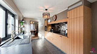 <p>Bij ImmoFusion 7/7 “open huis” : klik op onze 3D-TOUR.</p>
<p><br />Ter hoogte van de Halhei in Heusden-Zolder ligt deze verrassend ruime kangoeroewoning op een riant perceel van 10a 90ca te wachten op een nieuwe eigenaar. Dankzij de rustige ligging, de uitstekende bereikbaarheid en de twee volwaardige woonunits vormt dit de ideale woonoplossing voor samenwonen met ouders, kinderen, zorgbehoevenden, of wie wonen en werken wil combineren. Het perceel is bovendien zuidoost georiënteerd, wat zorgt voor een zonnige tuin die je de hele dag energie geeft!<br /><br />Binnenkomen doe je in een verzorgde woning met maar liefst 5 slaapkamers, verdeeld over twee functioneel ingerichte wooneenheden. Beide delen beschikken over een eigen ingang, eigen leefruimte, keuken en sanitaire voorzieningen. Ideaal voor wie wil samenwonen met behoud van privacy, voor co-housing, zorgwonen of het combineren van wonen en verhuur.<br /><br />De leefruimtes zijn licht en aangenaam dankzij de gunstige oriëntatie. De grote tuin strekt zich mooi uit achter de woning en biedt een heerlijk gevoel van rust, privacy en buitenruimte. Perfect voor gezinnen, tuinliefhebbers of wie graag geniet van een ruime buitenomgeving.<br /><br />De woning beschikt verder over voldoende parkeerplaats op eigen terrein en wordt verwarmd via centrale verwarming op mazout met een vernieuwde brander uit 2017. De woning is asbestveilig en heeft een EPC-oppervlakte van 259 m², wat de royale woonruimte nogmaals onderstreept.<br /><br />De ligging is een absolute troef: een rustige woonwijk met enkel plaatselijk verkeer, en tegelijk vlakbij winkels, scholen, sportinfrastructuur, bushaltes en belangrijke invalswegen richting Hasselt, Beringen en de E313.<br /><br />Ben je op zoek naar een woning waar je twee generaties comfortabel kan samenbrengen, waar privacy en zorg hand in hand gaan, en waar je geniet van een grote woonoppervlakte én een prachtige tuin? Dan is dit een unieke kans in Heusden-Zolder.<br /><br />Pluspunten<br /><br />- Kangoeroewoning met 2 aparte wooneenheden<br />- 5 slaapkamers<br />- Groot perceel van 10a 90ca<br />- Zuid-oost gerichte tuin met veel zon<br />- 259 m² bewoonbare oppervlakte (EPC)<br />- Asbestveilig<br />- Centrale ligging in rustige woonwijk<br />- CV op mazout met brander vernieuwd in 2017<br />- Ruime parkeergelegenheid op eigen terrein<br />- Ideaal voor twee generaties, zorgwonen, of co-housing<br /><br /></p>
<p>Voor een bezichtiging ter plaatse of meer info, bel ons op 078/78.78.70, of kom gewoon binnen op ons kantoor, steeds welkom!</p>