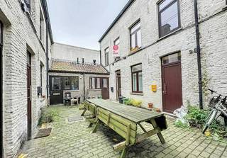 In een rustige zijstraat van de Krijgsgasthuisstraat ontdekt u deze unieke steegwoning. Dit historische pand combineert authentiek Gents karakter met het hedendaagse comfort van een stadswoning. Hier woont u in alle privacy en sereniteit, afgeschermd van de voorbijrazende stadsdrukte.<br /><br />Bij het betreden van het pand stapt u binnen in de geïnstalleerde keuken, die vloeiend overgaat in de aangename eetruimte. Verder beschikt de woning over een verzorgde badkamer, een lichtrijke leefruimte om te ontspannen en een rustige slaapkamer.<br /><br />De locatie is een absolute troef: u geniet hier van een luwte in de stad, terwijl het historische centrum van Gent moeiteloos bereikbaar is. Dankzij de vlakke aansluiting op de Gentse stadsring bent u bovendien in een mum van tijd op alle belangrijke invalswegen.<br /><br />Indeling van de woning:<br /><br />Keuken – eetruimte – badkamer – leefruimte – slaapkamer<br /><br />Praktische info:<br /><br />Beschikbaarheid: Vanaf 08/12/2026<br /><br />Huurprijs: 775,00 EUR<br /><br /><br /><br />Deze AI-visualisaties zijn bedoeld als inspiratie. Er werd geen rekening gehouden met technische specificaties, stedenbouwkundige voorschriften of de concrete mogelijkheden tot realisatie.