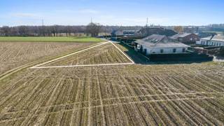 Prachtig perceel bouwgrond te koop! <br /><br />Deze bouwgrond met een oppervlakte van maar liefst 13a 46ca kan u terugvinden aan Op de Puin in Lanaken. Het betreft een bouwgrond met vergunde plannen dewelke strikt moeten nageleefd worden. De bouwgrond bevindt zich op een rustige maar toch centraal gelegen locatie. Alle basisvoorzieningen zoals scholen, het openbaar vervoer en winkels liggen binnen handbereik. Ook kan men binnen enkele minuten de oprit van de autostrade (E314) bereiken en is er een vlotte verbinding naar de omliggende gemeentes. <br /><br />PLUSPUNTEN: <br />• Open bebouwing op een ruim perceel<br />• Oppervlakte van 13a 46ca <br />• Perceelsdiepte van ongeveer 60 meter<br />• Vlakbij het centrum van Lanaken<br />• Goede ligging in rustige straat <br /><br />Heeft u interesse in deze bouwgrond? Contacteer ons voor een bezoek!: 089206111 of stuur een mailtje naar office@immofusion.be. Of spring even binnen bij ons op kantoor!