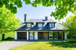 Charmante en zeer goed onderhouden villa, residentieel gelegen op een toplocatie nabij Park den BrandtOp een prachtig, zuidoost-georiënteerd perceel...