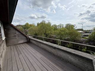 De prachtige leefruimte vormt het hart van dit duplex-appartement. Van hieruit hebt u toegang tot de afzonderlijke keuken en tot een aparte...