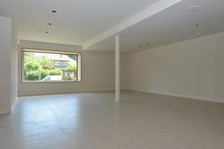 <p>Op zoek naar een exclusieve combinatie van luxe, ruimte en energiezuinigheid?<br />Deze uitzonderlijk gerenoveerde woning biedt het allemaal.</p>
<p>Achter de verzorgde voortuin schuilt een stijlvolle woning waar elk detail met zorg werd afgewerkt. De elegante inkomhal met maatwerk vestiairekasten en gastentoilet zet meteen de toon. Van hieruit betreed je de royale, lichtrijke leefruimte (ca. 54 m²), waar comfort en klasse harmonieus samenvloeien.</p>
<p>De open designkeuken met kookeiland vormt het hart van de woning en is volledig uitgerust met hoogwaardige materialen — ideaal voor wie houdt van verfijnd wonen en gezellig tafelen. Grote raampartijen zorgen voor een naadloze verbinding met het zonnige terras (ca. 16 m²) en de fraai aangelegde tuin met stijlvolle houten berging.</p>
<p>Op de verdieping bevinden zich drie volwaardige slaapkamers (ca. 12 m², 16 m² en 18 m²), een aparte wasruimte en een luxueus afgewerkte badkamer met ligbad, inloopdouche, toilet en dubbel wastafelmeubel.</p>
<p>Extra bergruimte vind je op de praktische zolder, bereikbaar via een vlizotrap.</p>
<p>Ook op vlak van energie en duurzaamheid blinkt deze woning uit:</p>
<ul>
<li>Warmtepomp (Buderus)</li>
<li>8 zonnepanelen</li>
<li>Vloerverwarming</li>
<li>Ventilatiesysteem (Renson)</li>
<li>Conforme elektriciteit</li>
<li>BENO-woning met EPC A+</li>
</ul>
<p>De woning is volledig geschilderd en instapklaar afgewerkt.</p>
<p>Twee privatieve parkeerplaatsen (verplicht bij aan te kopen aan €15.000), waarvan één met laadpaal, vervolledigen dit aanbod.</p>
<p>Een unieke opportuniteit voor wie compromisloos kiest voor luxe, comfort en toekomstgericht wonen.</p>
<p>Plan vandaag nog uw bezoek en ervaar het zelf.</p>