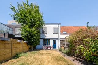 Deze woning geniet van een uitstekende ligging in Schoten, met winkels, scholen, openbaar vervoer en dagelijkse voorzieningen op korte afstand.<br />Ook het Vordensteinpark en de Vaart bevinden zich vlakbij en bieden tal van mogelijkheden om te wandelen, fietsen en ontspannen in het groen. Dankzij de centrale ligging en vlotte verbindingen naar Antwerpen en de omliggende gemeenten woont u hier bijzonder praktisch en goed bereikbaar.<br /><br /><strong>Indeling</strong><br />De woning is toegankelijk via zowel de voordeur als een praktische zijingang, ideaal voor fietsen.<br /><br />Via de inkomhal met gastentoilet bereikt u de woonkamer met aansluitende eetkamer. Verder bevindt zich de volledig geïnstalleerde keuken, die rechtstreeks toegang biedt tot de zonnige, zuidwest georiënteerde tuin. Het terras is voorzien van een elektrische zonneluifel en vormt een aangename plek om tijdens zonnige dagen van het buitenleven te genieten.<br /><br />Op de eerste verdieping bevinden zich drie volwaardige slaapkamers, waarvan één voorzien is van ingemaakte kasten. De ruime badkamer is uitgerust met een inloopdouche, ligbad, lavabomeubel en aansluitingen voor wasmachine en droogkast.<br /><br />Daarnaast bevindt er zich op de eerste verdieping een praktische bergruimte.<br /><br />Tot slot zijn er nog een handige opbergzolder, een kelder en een kruipruimte onder de woning.<br /><br /><strong>Bijzonderheden</strong><br />+ EPC B<br />+ 10 zonnepanelen<br />+ Conforme elektrische installatie<br />+ Zuidwest georiënteerde tuin<br />+ 3 volwaardige slaapkamers<br />+ Centrale ligging nabij Vordensteinpark en de Vaart