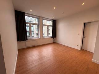 Appartement te huur op de Torhoutsesteenweg dicht bij allerlei winkels en ook het stadscentrum bereikt u met de fiets op slechts 5 minuten!Het...