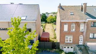 <p>Mooi zuidgericht perceel in Grimbergen, nabij het centrum, openbaar vervoer en groene omgeving.</p><p><br /></p><p>Dit perceel biedt een uitstekende opportuniteit voor wie een bouwgrond zoekt op een strategische locatie in Grimbergen. Dankzij de vlotte verbinding met belangrijke invalswegen, scholen, openbaar vervoer en een aangenaam park combineert deze eigendom bereikbaarheid met een aangename woonomgeving. Het zuidgericht perceel zorgt voor veel natuurlijk licht en een mooie tuinoppervlakte waar optimaal van buitenruimte genoten kan worden. Een constructie is mogelijk van +/- 5,7 meter breed en op het gelijkvloers een diepte van maximaal 16 meter en op het verdiep 11 meter. Alle mogelijkheden zijn af te toetsen met de gemeente. </p><p><br /></p><p>Belangrijkste ruimtes:</p><p>• Zuidgericht perceel met mooie tuinoppervlakte</p><p>• Bouwgrond geschikt voor residentiële ontwikkeling</p><p>• Mogelijkheid tot bekijken van een constructievoorstel</p><p><br /></p><p>Troeven:</p><p>• Ideale ligging nabij centrum van Grimbergen, scholen en openbaar vervoer</p><p>• Zuidgericht perceel met aangename tuinmogelijkheden</p><p>• Vlotte verbinding via belangrijke invalswegen</p><p><br /></p><p>Neem vandaag nog contact op met je ERA-makelaar voor meer informatie.</p><p><br /></p><p>JOUW DROOMGROND. ZO GEVONDEN!</p>