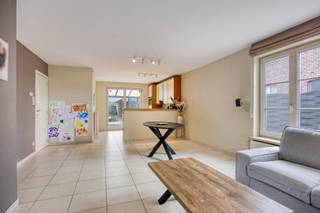 Deze gezellige halfopen bebouwing met 3 slaapkamers is rustig en groen gelegen in Heppen, in een autoluwe straat en toch op fietsafstand van het centrum. <br /><br />Via de inkomhal met gastentoilet betreedt u de lichtrijke leefruimte, ingedeeld in een zithoek, eetruimte en open keuken. De uitgeruste keuken beschikt over een koelkast, combioven, kookplaat, afzuigkap, dubbele spoelbak en voldoende opbergruimte. Aansluitend bevindt zich een praktische berging.<br /><br />Op de verdieping geeft de nachthal toegang tot 3 volwaardige slaapkamers, waarbij de master bedroom de mogelijkheid biedt tot het creëren van een eigen dressing. De badkamer is comfortabel ingericht met een ligbad, douche, toilet en badkamermeubel. De grote bergzolder zorgt voor extra opbergruimte.<br /><br />Buiten geniet u van een volledig afgesloten tuin met zonnig terras en gezellige overkapping. Daarnaast beschikt de woning over een carport met extra bergruimte.<br /><br />stedenbouwkundige informatie: in aanvraag