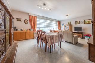 Dit appartement op de eerste verdieping heeft 2 slaapkamers ( 15m² - 13,50m²) en een terras (5m²).De living (35m²) heeft veel lichtinval.De keuken...